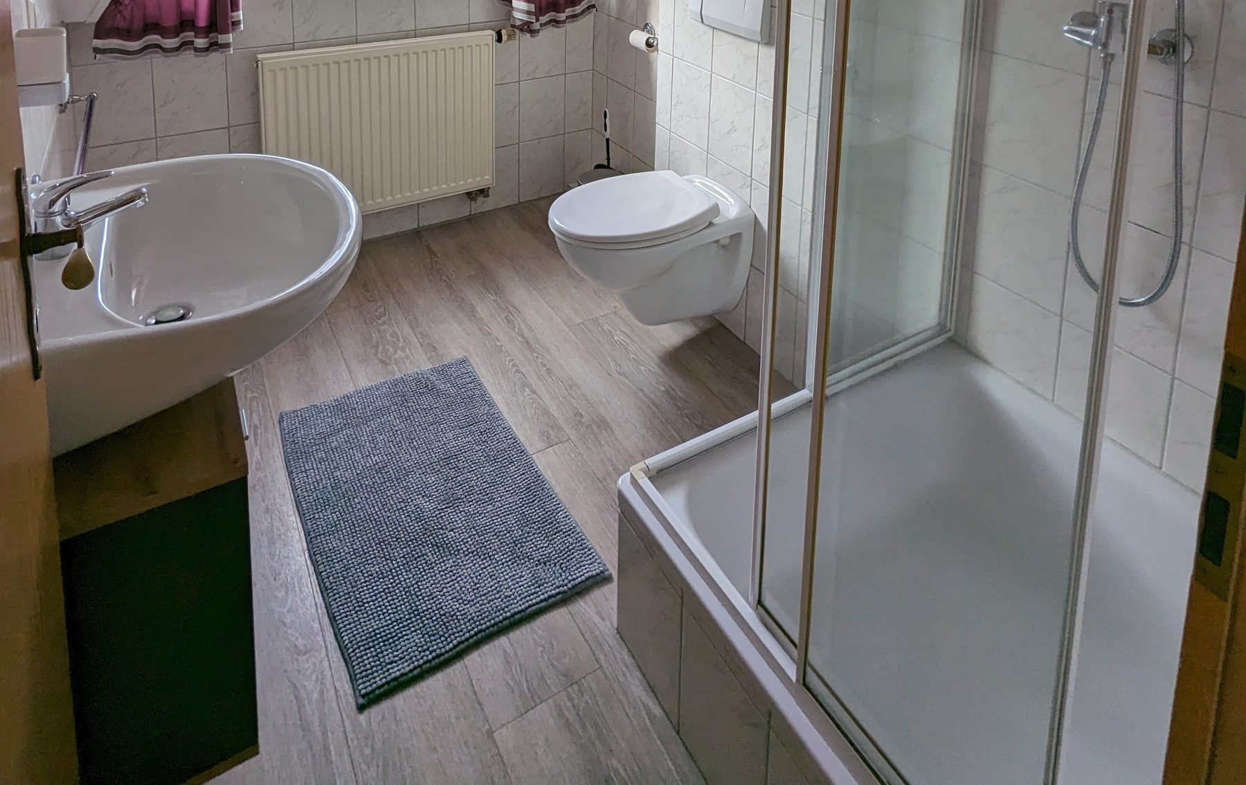 Modernes Badezimmer mit Dusche, Badewanne und Waschbecken