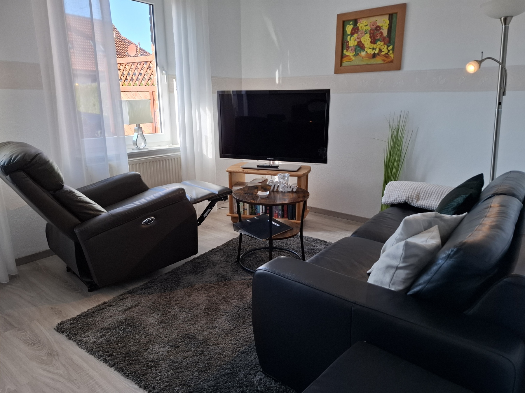 Gemütliche Sitzecke mit TV-Sessel elektrisch verstellbar