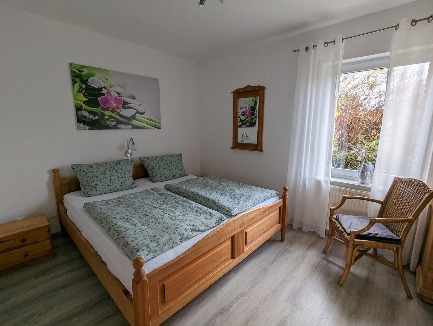 Schlafzimmer mit Doppelbett (1,80 m x2,00m)Lattenrost verstellbar