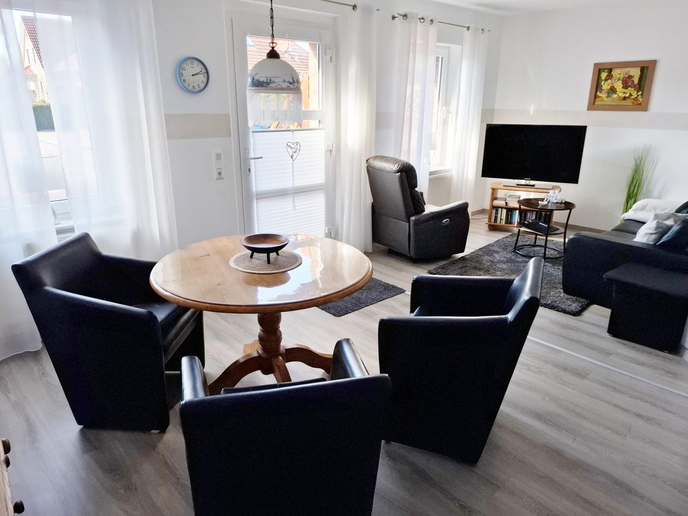 Gemütliche Sitzecke im Wohnzimmer mit Sesseln und Rundtisch